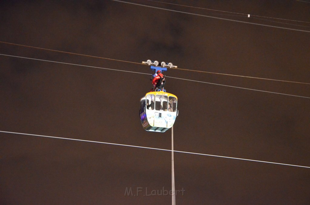 Einsatz BF Hoehenretter Koelner Seilbahn Hoehe Zoobruecke P2369.JPG